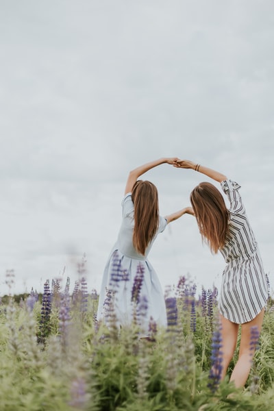 两个女人握着她们的手